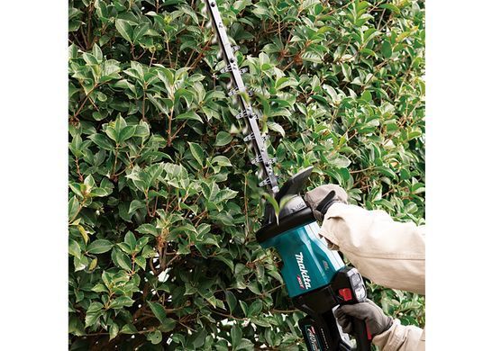 Аккумуляторный кусторез Makita XGT UH007GZ 40 В, шина 750 мм, рез 25 мм