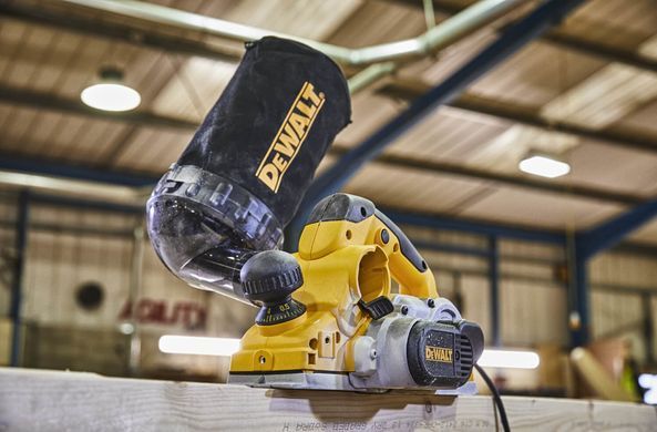 Рубанок Dewalt D26500