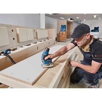 Аккумуляторный кромочный фрезер Bosch Professional GKF 12V-8 12 В, 3.0 Ah, 13000 об/мин