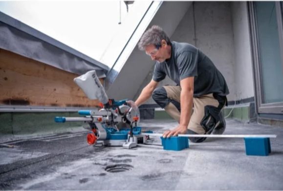 Акумуляторна торцювальна пила Bosch Professional GCM 18V-216 D, 18 В, диск 216 мм