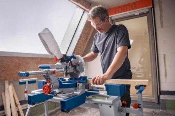 Акумуляторна торцювальна пила Bosch Professional GCM 18V-216 D, 18 В, диск 216 мм