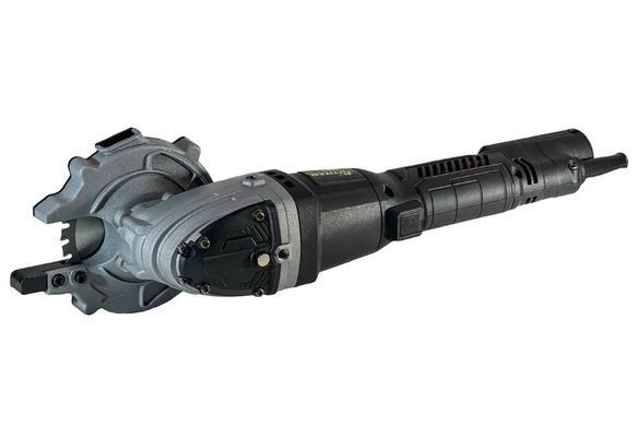 Электрический резак по металлу TITAN PCM20110 EC 2000 Вт, 2100 об/мин, диск 110 мм