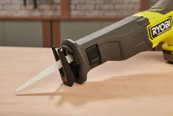Аккумуляторная сабельная пила Ryobi RRS18BL-0 ONE+ 18V &mdash; бесщеточная, ход 32 мм, до 3200 ход/мин
