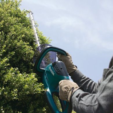 Кущоріз мережевий Makita UH6570, 550 Вт, ніж 650 мм, різ гілок до 27 мм