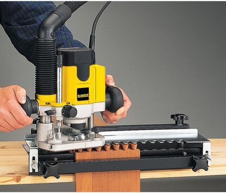 Фрезер Dewalt DW621