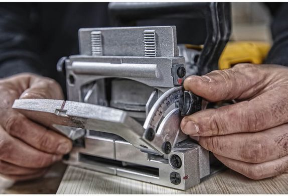 Фрезер ламельный DeWALT DW682K