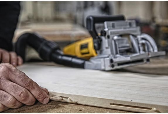 Фрезер ламельный DeWALT DW682K
