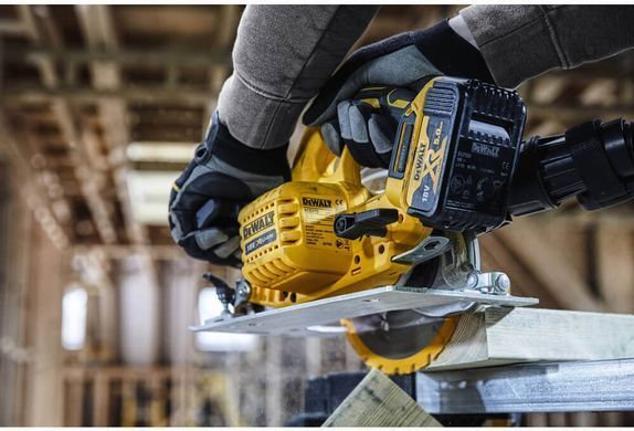 Акумуляторна дискова пила DeWALT DCS570P2