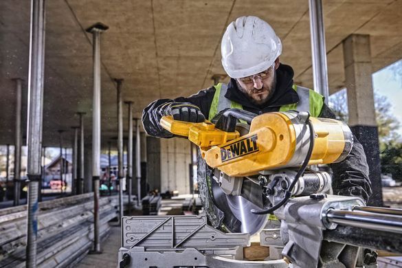 Торцовочная пила с протяжкой Dewalt DWS780