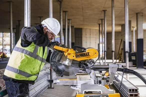 Торцовочная пила с протяжкой Dewalt DWS780