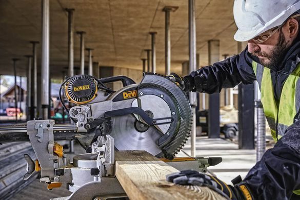 Торцовочная пила с протяжкой Dewalt DWS780