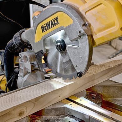 Торцовочная пила Dewalt DWS777